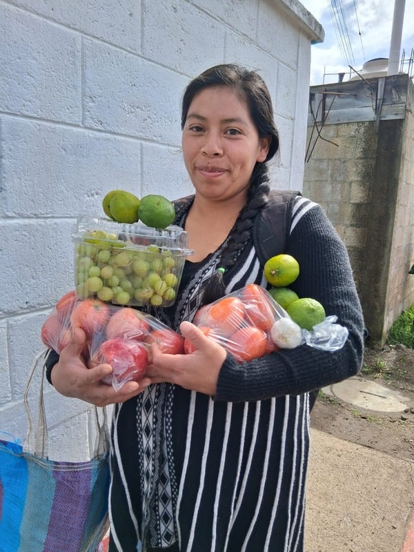 Persona con vegetales frescos