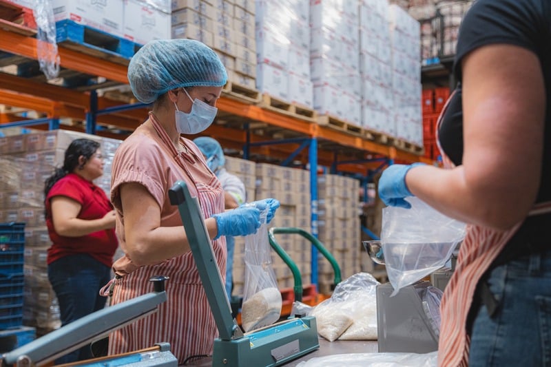 Voluntarios empaquetando